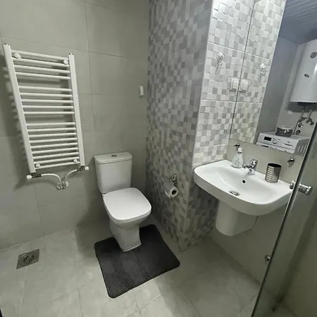 Cozy Corner Apartment-free Parking