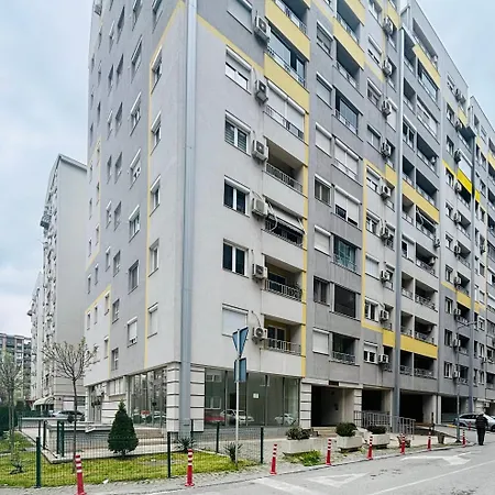 Cozy Corner Apartment-free Parking *