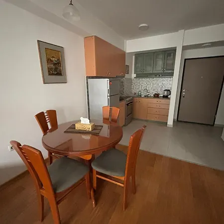 Cozy Corner Apartment-free Parking
